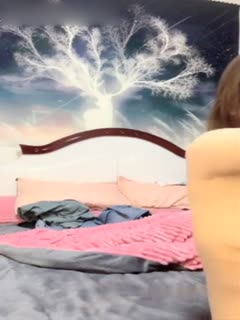 骚气少妇翘着屁股被后入猛操 搞完还不够爽椅子按摩器震动高潮喷