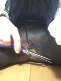 拿着剪刀给丝袜开个口真怕剪到逼