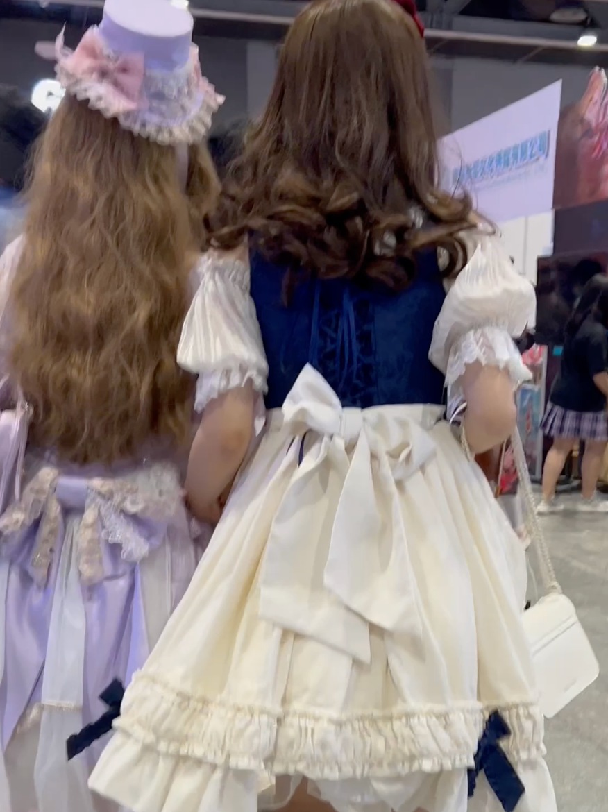 高清偷拍抄底萝莉少女