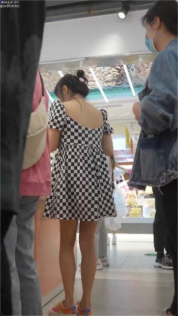 偷拍抄底微胖美女